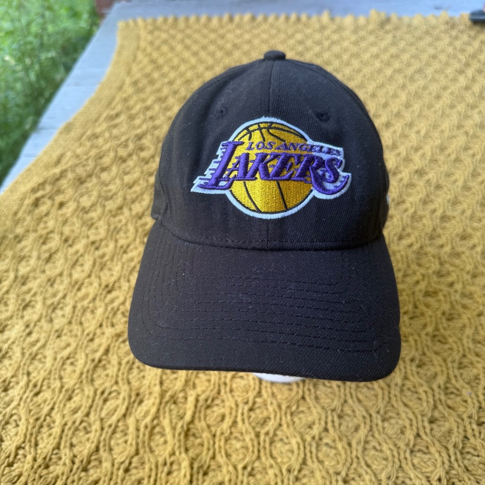 New Era 39THIRTY Los Angeles Lakers Hat Black NBA Stretch Fit Cap Small-Medium